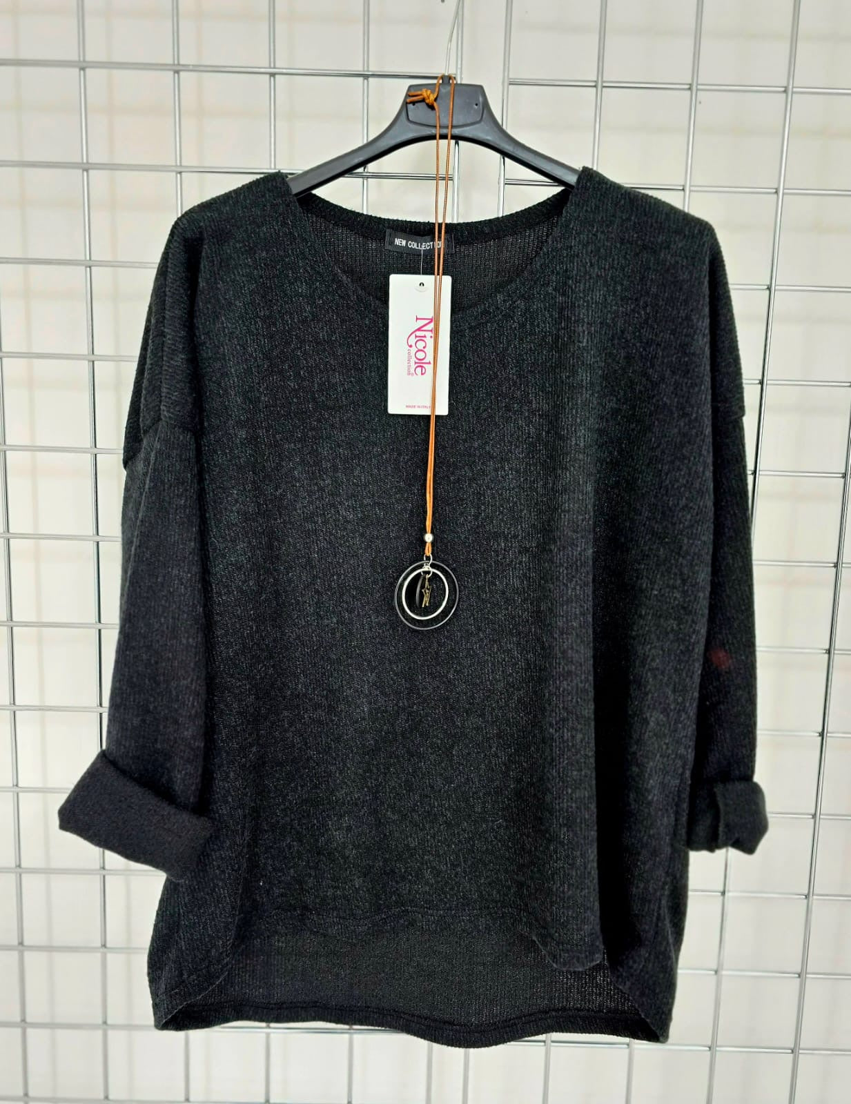 Vera plain knit top with included necklace