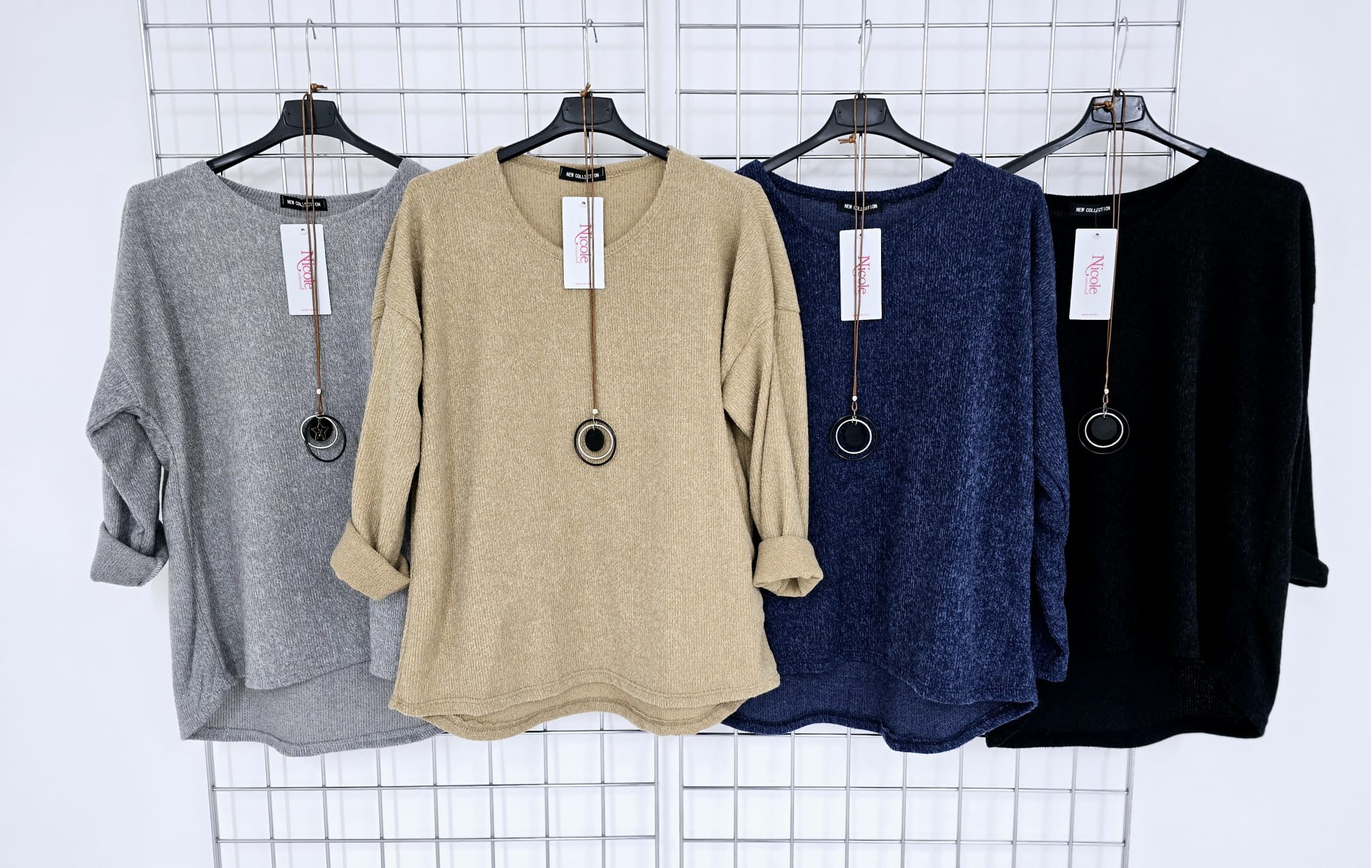 Vera plain knit top with included necklace